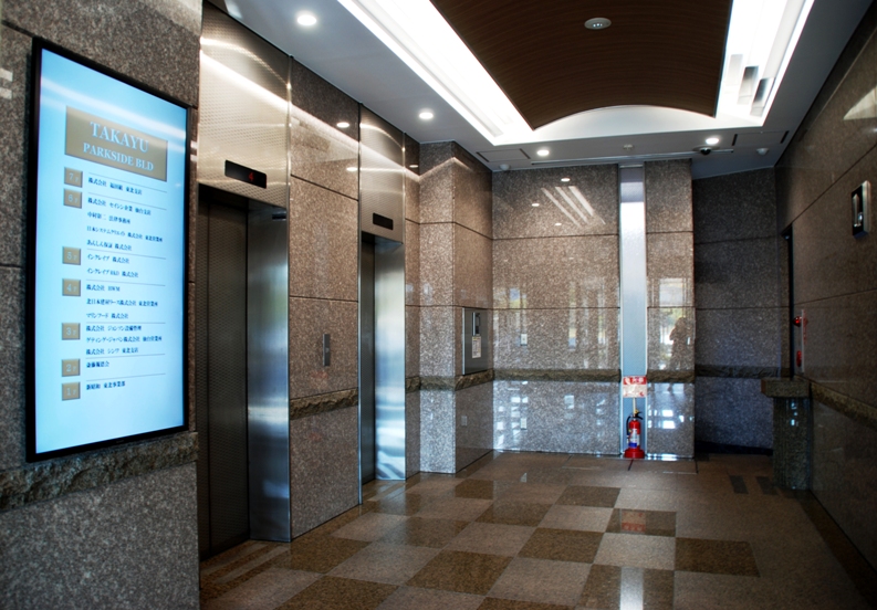ビル1階のエレベーターホール